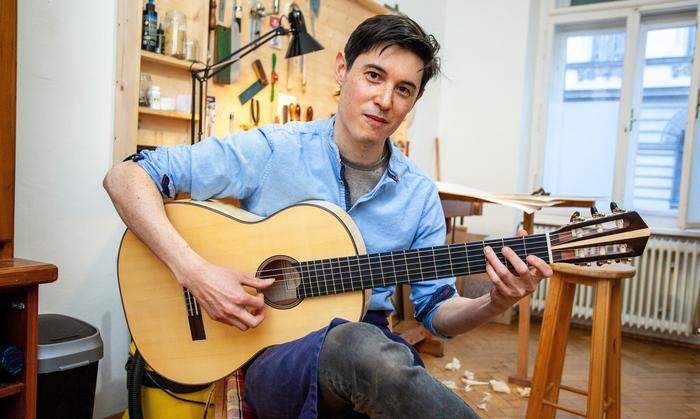 Cadizs Konzertgitarren entstehen in kompletter Handarbeit – sogar die kunstvollen traditionellen Einlegearbeiten