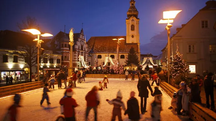 Auch der beliebte Eislaufplatz wird nur bei entsprechend kalter Außentemperatur eröffnet.