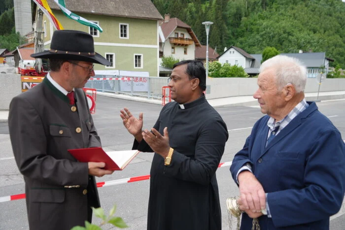 Pfarrer Oliver Prieschl und Provisor Francis Nelaturi stimmen sich ab.