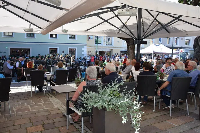 In den gut gefüllten Gastgärten lauschten die Besucher den Blasmusik-Klängen