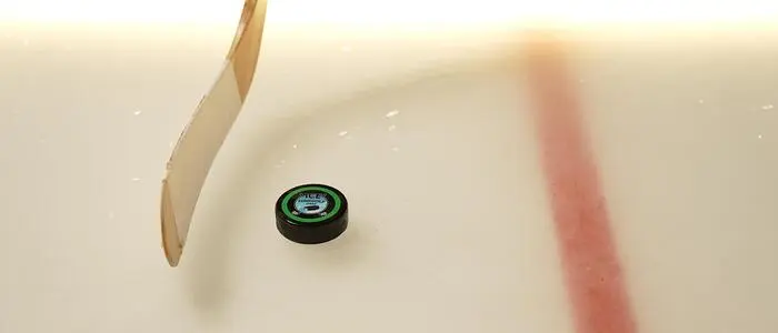 Gespielt wird mit Puck und Eishockeyschläger, Eislaufschuhe braucht man keine