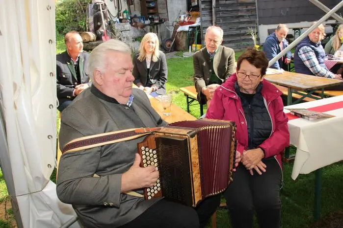 Pünktlich um 14 Uhr wurde nach den Festreden die neue Chronik über die bewegte Geschichte des Sattelhauses der letzten 100 Jahre offiziell den zahlreichen Besuchern vorgestellt.