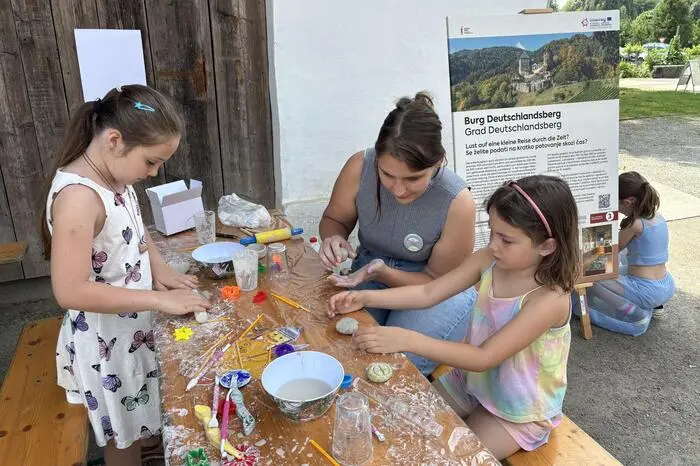 Als Highlight beeindruckte eine moderierte Modenschau mit Kostümen von der Jungsteinzeit bis zur Völkerwanderungszeit. Klicken Sie sich durch die weiteren Eindrücke des Festes!