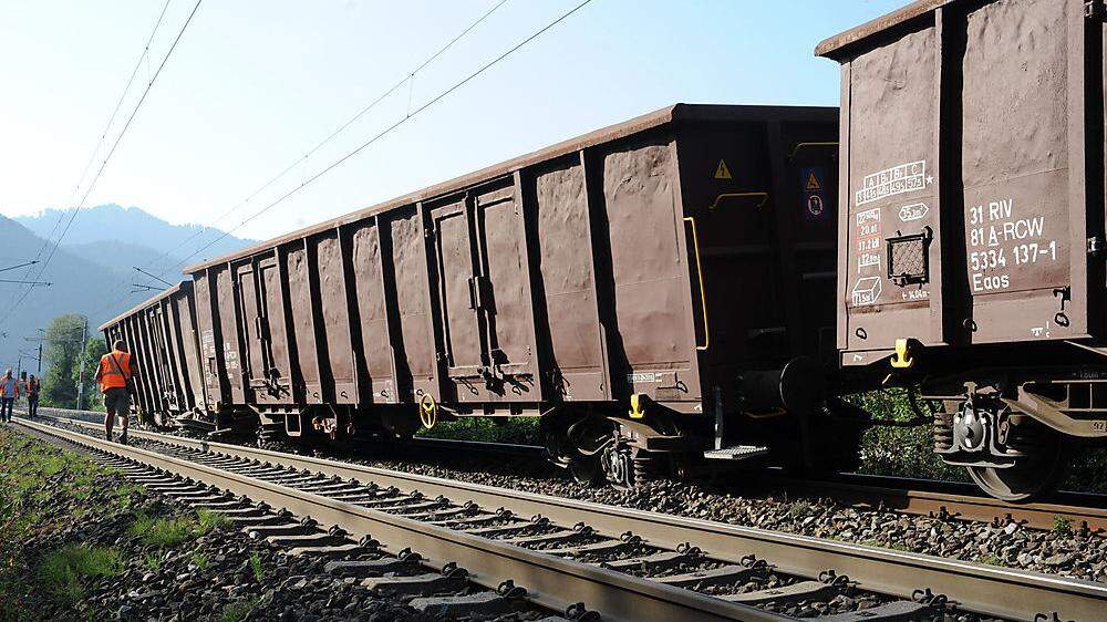 Vier Waggons eines Güterzuges entgleisten bei Peggau