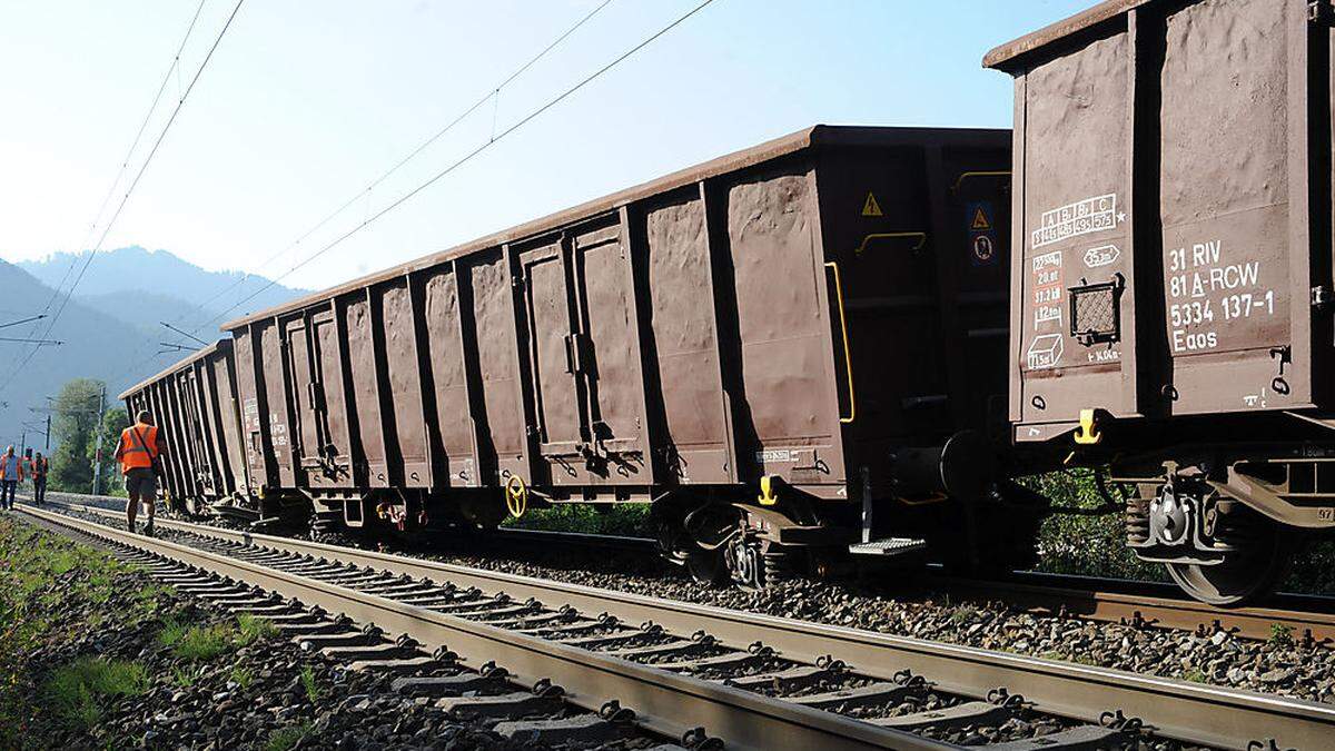 Vier Waggons eines Güterzuges entgleisten bei Peggau