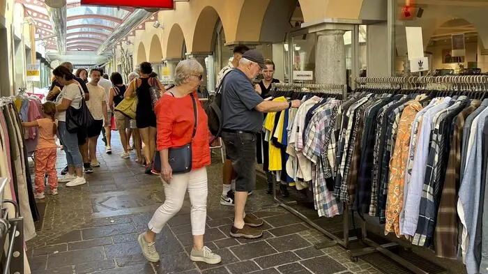 Einen ganzen Vormittag lang verwandelte sich die Thermenhauptstadt zu einem bunten „Straßen-Outlet“ und lud zum großen Schnäppchenkauf ein.