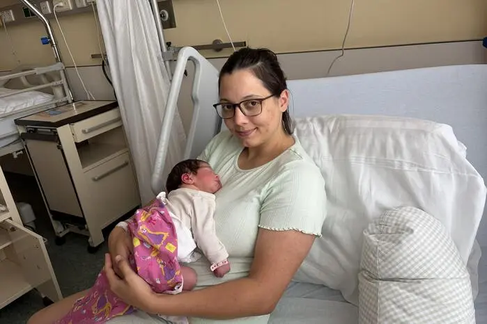 Am 16. Juli wurde Adam zum großen Bruder befördert und bestimmt nun gemeinsam mit Mona, wie lange ihre Eltern Melissa und Haris Kalac noch schlafen dürfen. Mit 4040 Gramm und 52 Zentimetern ist der Start ins Leben perfekt gelungen. Die Familie ist in Krieglach zu Hause.
