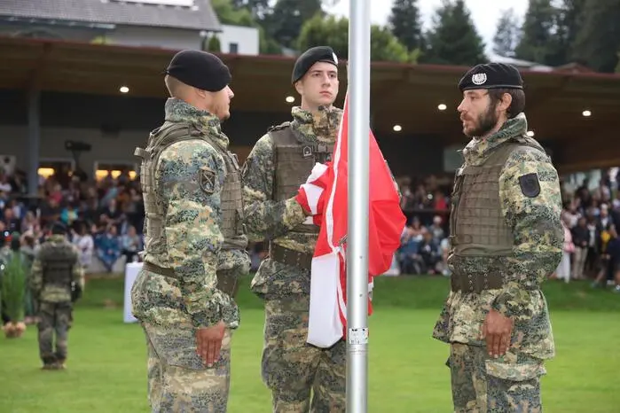 Klicken Sie sich durch weitere Bilder von der Angelobung.