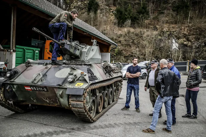 Das neue Fahrzeug kann man, ebenso wie weitere Exponate, ab 9. Mai im Bunkermuseum besichtigen. Geöffnet ist dieses mittwochs bis samstags von 10 bis 18 Uhr und im Juli und August täglich. An bestimmten  Tagen gibt es zwischen 11 und 15 Uhr außerdem Panzer(mit)fahrten mit Kanonengulasch.