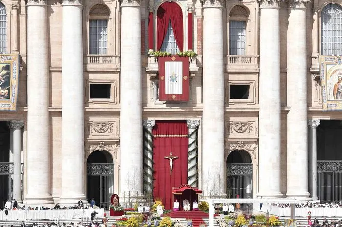 Der Pontifex erreichte den Petersplatz, auf dem sich schon seit dem frühen Morgen eine riesige Menschenmenge versammelt hatte, und grüßte die Pilger.