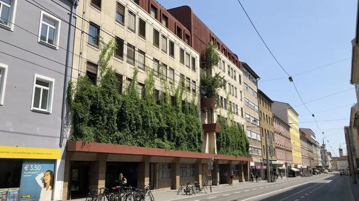 Jüngster Neuzugang: Die grüne Fassade am Uniqa-Gebäude in der Annenstraße.