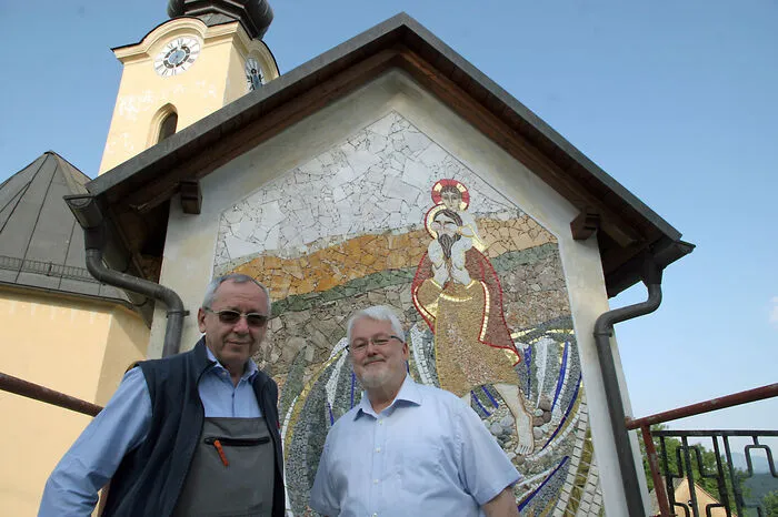 Meister Marko Rupnik und Auftraggeber, Pfarrer Jože Valeško (rechts), vor dem Christophorus-Mosaik.