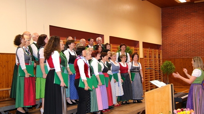 „Singen is mei Freid“ – unter diesem Motto stand das Jubiläumskonzert des Singkreises Edelschrott, der damit seinen 100. Geburtstag feierte. Chorleiterin Eva Haring hatte mit ihren Sängerinnen und Sängern ein schwungvolles, hochwertiges Programm vorbereitet, für welches das Publikum im Kultursaal von Edelschrott tosenden Applaus spendete.