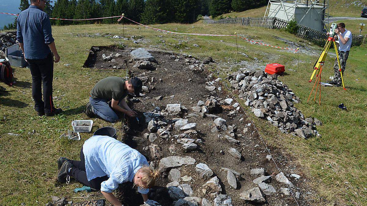 Die Grundmauern des römischen Gebäudes auf dem Ostgipfel im Juli 2019 	 