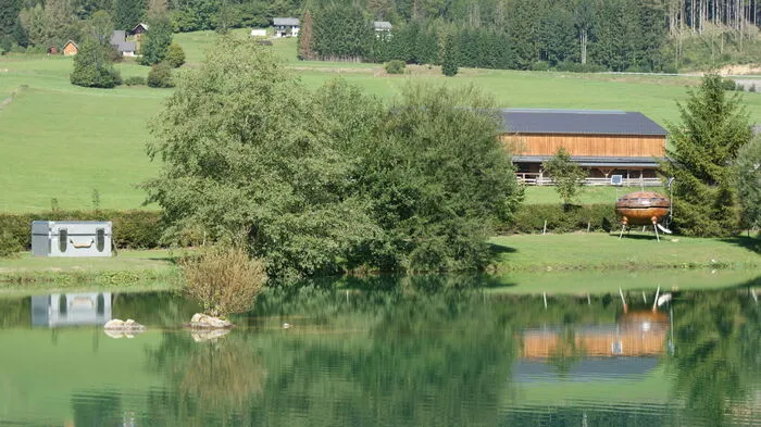 In Seebach bei Turnau am Campingplatz und Freizeitteich Rosskogler hat man die Möglichkeit entweder in einem Koffer oder einem UFO zu übernachten.