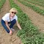 Staubtrocken ist die Erde auf den Feldern von Landwirtin Johanna Weber