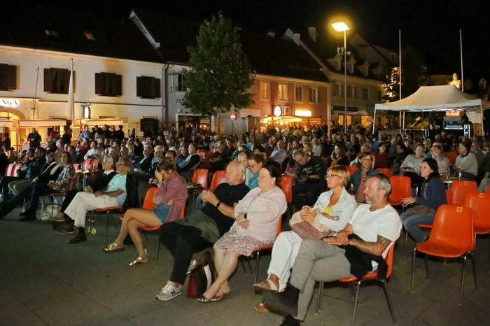 „Ausverkauft“ prangte am Eingang und rund 500 Jazzfreunde genossen das hochqualitative Musikprogramm mit neu gedachtem Festivalkonzept unter Einhaltung aller behördlichen Auflagen.