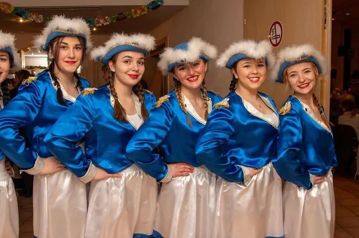 Gardemädchen Jasmin Guggenberger, Fiona Stöffler, Paola Stanic, Veronika Egartner, Magdalena Guggenberger 