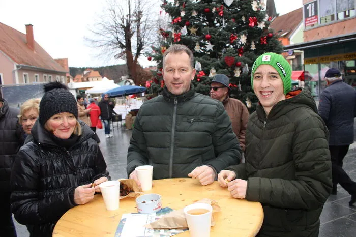 Für ein reges Treiben in der gesamten Innenstadt sorgten Leierkastenspieler, eine Keksbackstube und eine Bastelecke für Kinder.