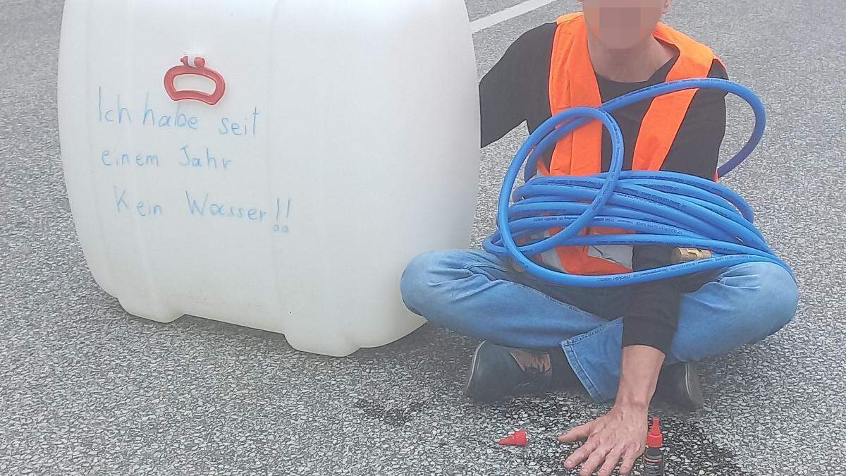 Aus Protest klebte sich ein junger Markt Hartmannsdorfer auf die Straße