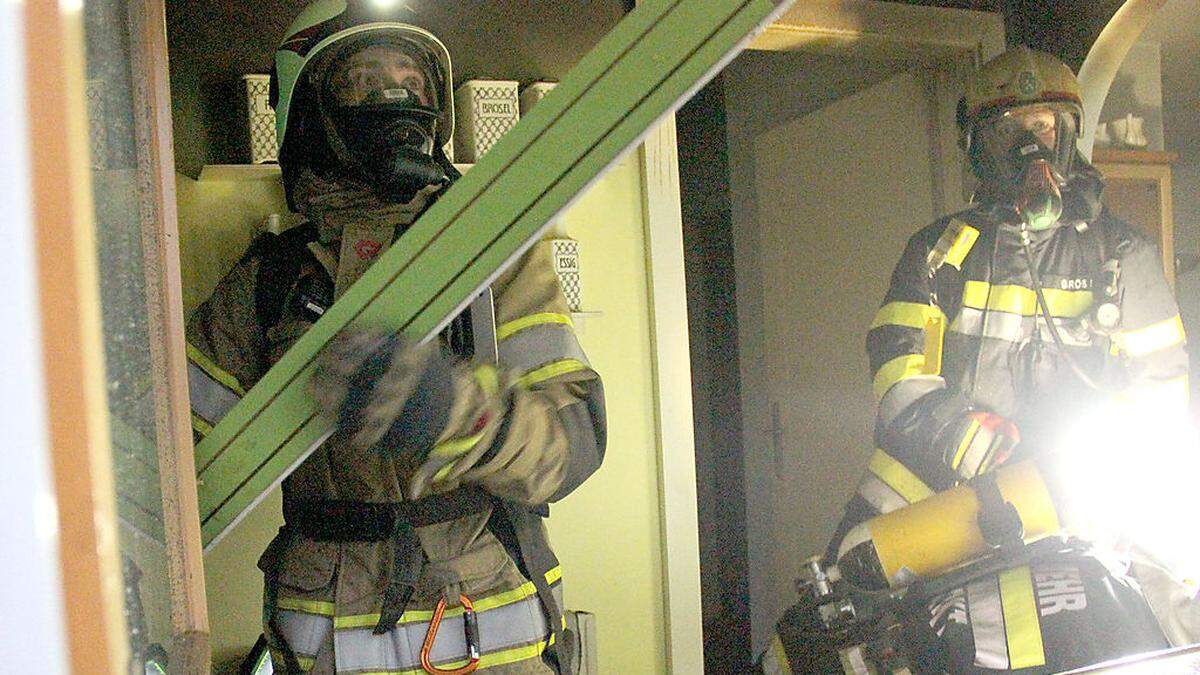 Die Feuerwehrmänner mussten die Küche teilweise ausbauen, um zum Brandherd zu kommen