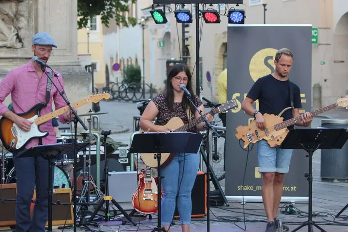 An diesem Abend sorgte die Band "SHAKE" am Hauptplatz für musikalische Unterhaltung.