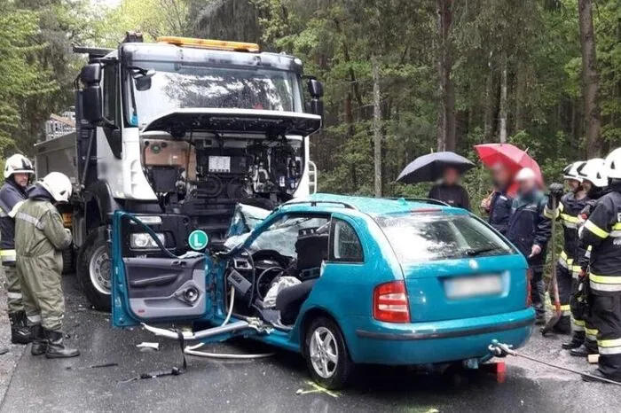 Ein 18-jähriger Führerscheinneuling, der in Bad Blumau bei einem Verkehrsunfall lebensgefährlich verletzt worden war, verstarb später im LKH Graz.