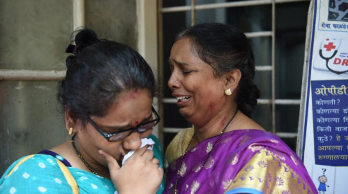 Bei einer Massenpanik auf einer Fußgängerbrücke in der indischen Metropole Mumbai sind am Freitag mindestens 22 Menschen ums Leben gekommen.