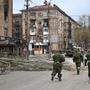 Milizsoldaten der Volksrepublik Donezk patrouillieren durch die Stadt