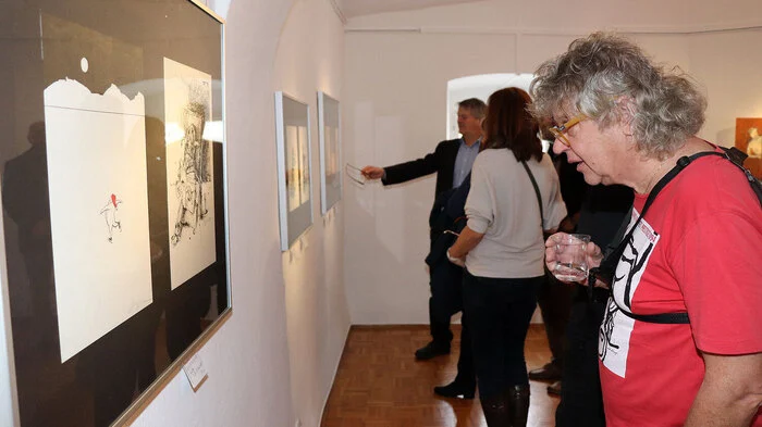 Zur 100sten Ausstellung wird ein „Best of“ der letzten 24 Jahre zu sehen sein, das natürlich nicht vollständig sein kann, aber so wie die 99 Ausstellungen davor ein Fest der Satire sein wird. Viele der ausstellenden KünstlerInnen waren anwesend!