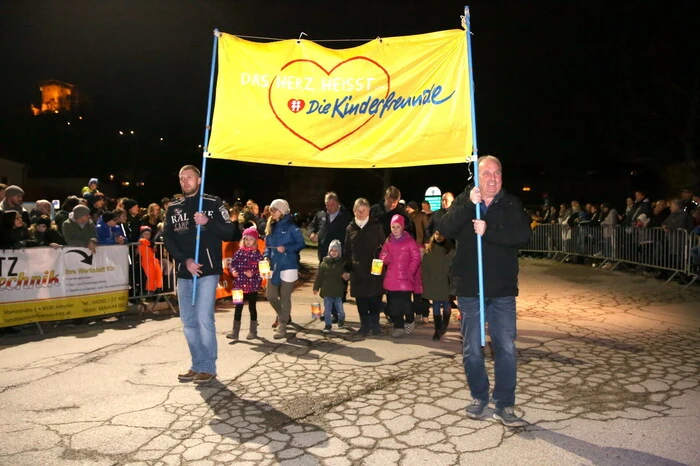 ... und die Kinderfreunde Althofen waren als Teilnehmer aktiv beim Umzug mit dabei. 