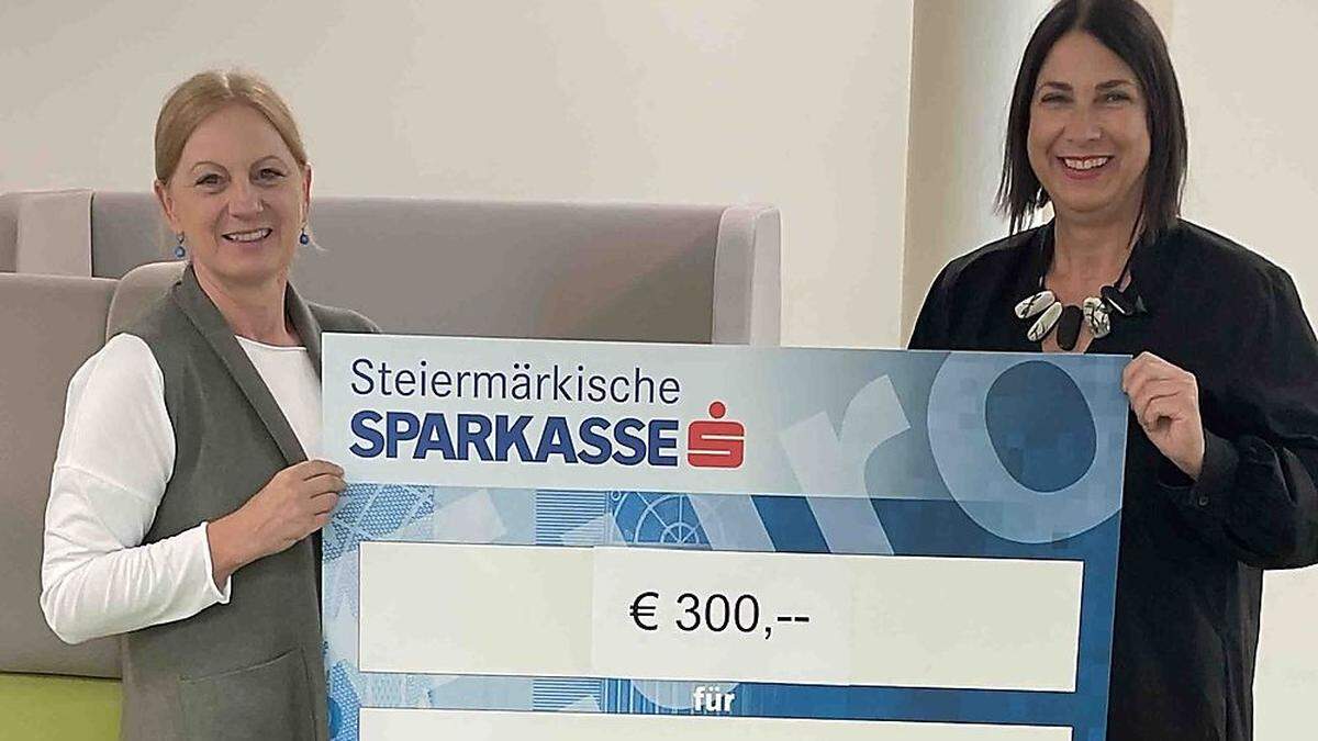 Sabine Gritsch, Filialleiterin der Steiermärkischen Sparkasse Leibnitz (r.), übergibt die Steirer helfen Steirer-Spende an Bettina Kuzmicki (Kleine Zeitung)