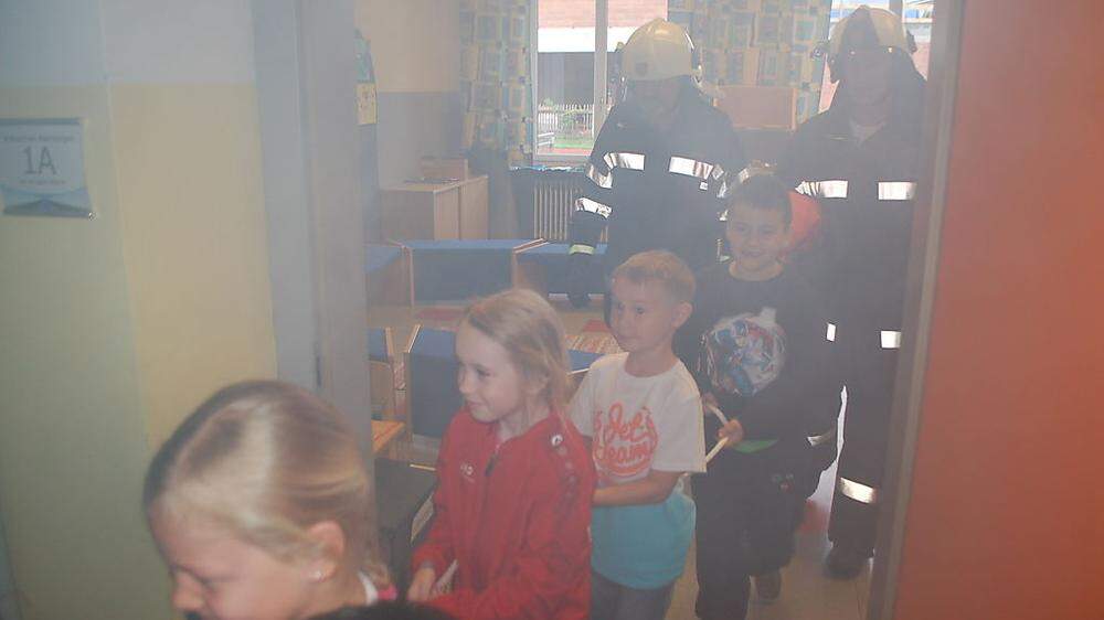 Die Kinder wurden von der Feuerwehr ins Freie begleitet
