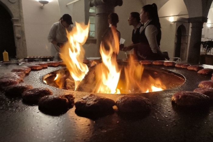 Ein 7-Gängemenü, von Wildburgern am Ofyrgrill über Hirschkrustl´n auf Rotweincreme bis zum Kastanien-Pannacotta, wurde unter der Leitung von Lorenz Kumpusch und Stephan Maierhofer gezaubert. Das Bankettservice leitete Beatrix Bandur.