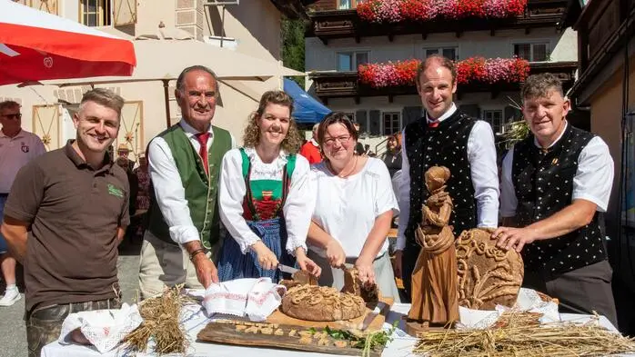 Bei spätsommerlichem Schönwetter zeigte sich das Lesachtal am Wochenende von seiner besten Seite. Das Lesachtaler Brot ist längst mehr als ein regionales Lebensmittel: Es zählt zum immateriellen UNESCO‑Kulturerbe, trägt das EU‑Prädikat „geschützte geografische Angabe“ und wurde 2018 als erstes Kärntner Produkt mit dem Presidio‑Siegel von Slow Food International ausgezeichnet