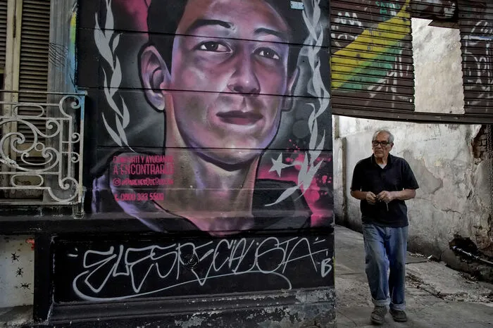 Die Initiative, die von der privaten Gruppe Missing Children Argentina unter dem Slogan #ParedesQueBuscan oder #WallsThatSearch geführt wird, wird von einer wachsenden Anzahl von urbanen Künstlern unterstützt.