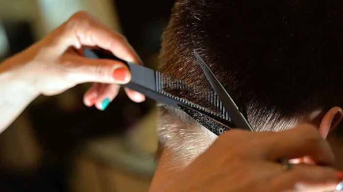 Ein Villacher Friseurbetrieb wurde nach 51 Jahren mit dem Stadtwappen ausgezeichnet
