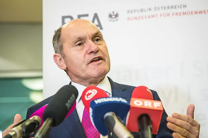 "Ich war 18 Jahre lang die rechte Hand von Erwin Pröll, die ausgeräumt hat. Da darf man nicht zimperlich sein." - Hält sich dennoch nicht für den "bad guy", Innenminister Wolfgang Sobotka (ÖVP).