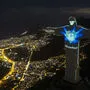 Die Christusfigur auf dem Gipfel des Corcovados in Rio - mit Maske 