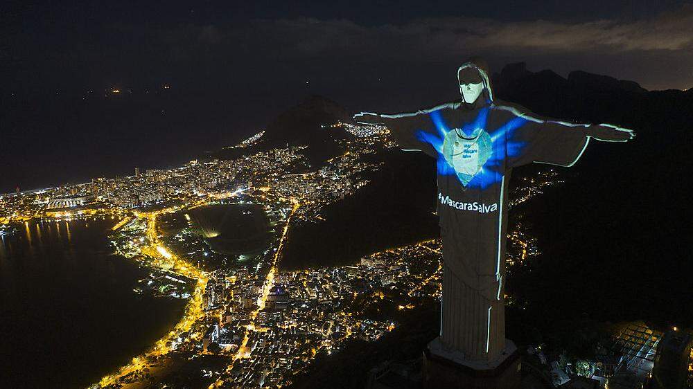 Die Christusfigur auf dem Gipfel des Corcovados in Rio - mit Maske 