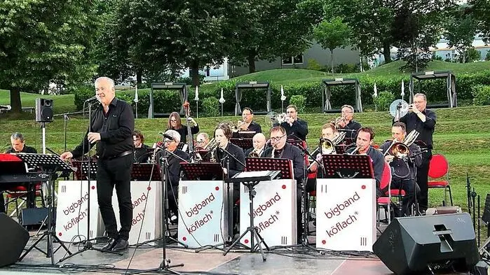 Bereits seit zehn Jahren ist es Brauch, dass die Big Band Köflach unter der musikalischen Leitung von Günter Riedenbauer zum Konzert beim Außenbecken der Therme Nova in Köflach einlädt. So auch am vergangenen Freitag.
