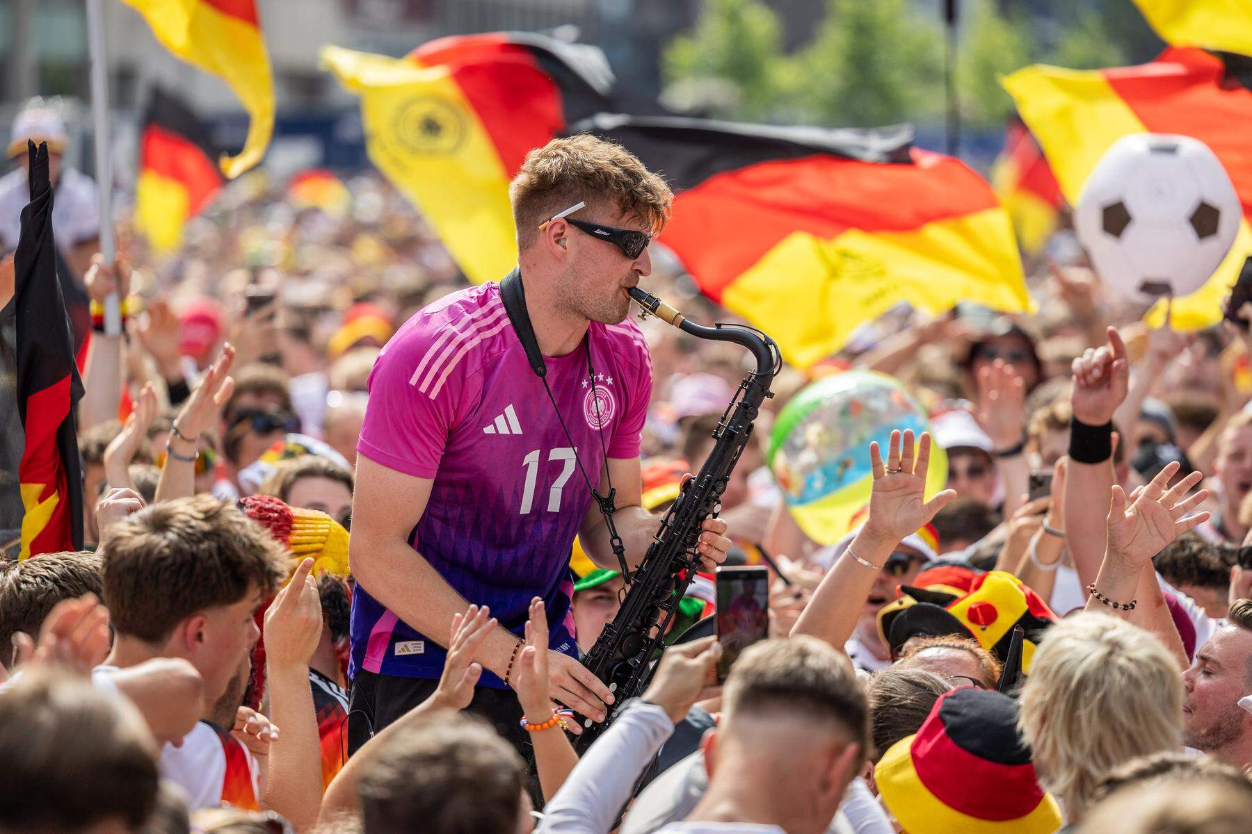 Social-Media-Star: Euro 2024: Wer ist eigentlich der Mann mit dem Saxophon?