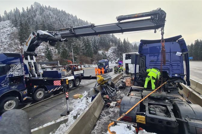 Er wurde von der FF St. Michael aus der Fahrerkabine geholt und mit dem Roten Kreuz ins Spital nach Bruck an der Mur gebracht.