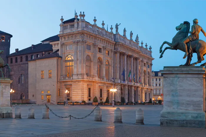 Wie überall in Italien wird auch in Turin Kaffee getrunken. Auch wenn man inzwischen bei den Preisen für Essen und Trinken mit anderen Städten gleichgezogen hat, kostet Espresso an der Bar nur einen Euro. Die einzigartige und süße Alternative: Bicerin, ein Espresso mit Schlagobers und Schokolade - nicht billig, aber köstlich.