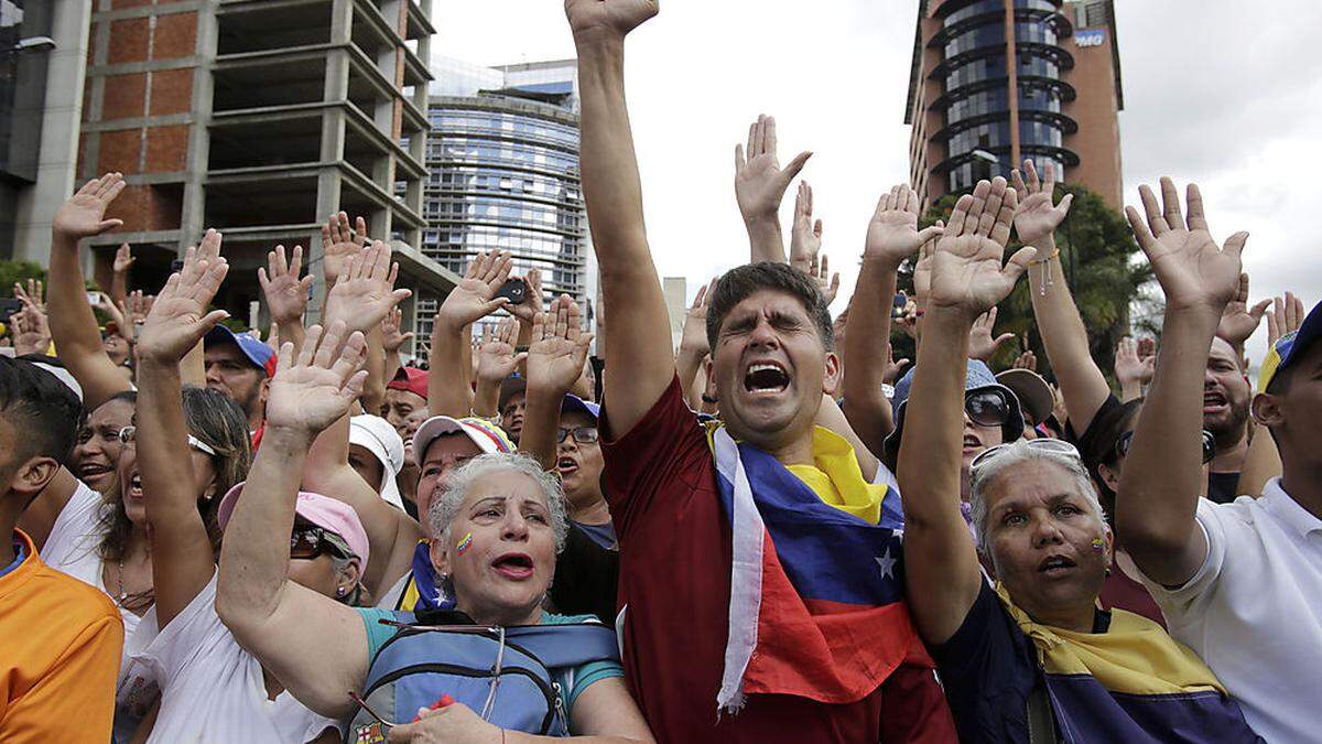 Sie gehen für Juan Guaido auf die Straße, der sich zum Präsidenten ausgerufen hat