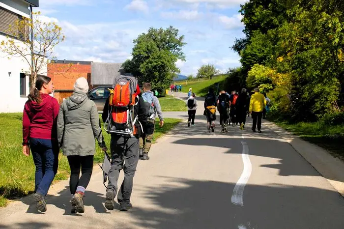 Denn krönenden Abschluss des gut besuchten Apfelblütenwandertags bildete eine Verlosung unter den zahlreichen Wanderfreunden beim Ziel in Prebuch. Es gab zahlreiche Warenpreise und Geschenkkörbe zu gewinnen.