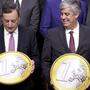 EZB-Boss Mario Draghi (links) lässt die Zinsen auf einem Rekordtief