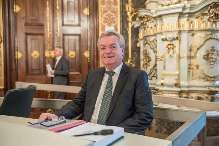 Landesrat Anton Lang (SPÖ) meinte, die bisher getroffenen Maßnahmen - vom Fernwärme- über ÖV-Ausbau bis zum Fahrverbot für alte Lkw - hätten die Belastung spürbar reduziert. Man investiere auch Millionen in Radwege. Das setze man ernsthaft fort - und starte obendrein im Sommer eine Regionalbusoffensive.    Das Land werde keinen Alleingang bei Citymaut und autofreien Tag machen.