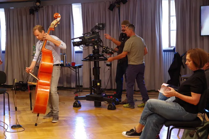 Die Musiker lassen sich durch das bunte Treiben nicht irritieren
