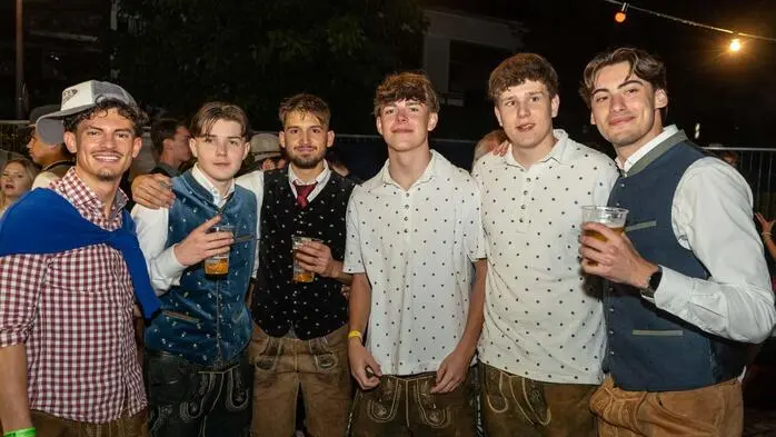 Die Zechgmeinschaft Drobollach unter Obmann Simon Markowitz lud am Samstag ins Festzelt am Dorfplatz. Musikalisch wurde das überwiegend junge Publikum von den „Jungen Wernbergern“ und DJ Baume. Unter die Gäste tummelten sich auch Bürgermeister Günther Albel und Gemeinderat Christopher Winkler (beide SPÖ)